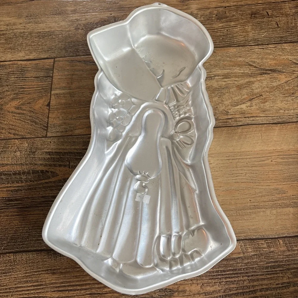 Wilton Holly Hobbie Aluminum Cake Pan -1975 - #2105-778